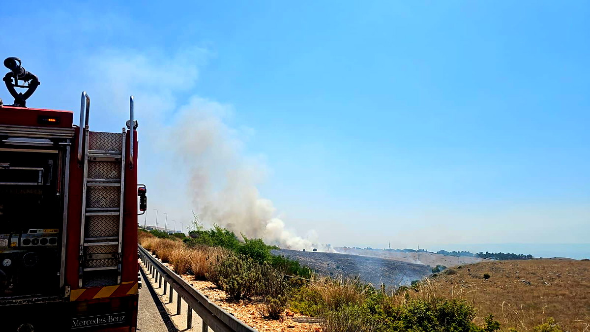  25 طاقم إطفاء وإنقاذ يعمل في المنطقة الشمالية لاخماد الحرائق عقب سقوط صلية صاروخية أطلقت من لبنان- فتح طريق 85 أمام حركة المرور