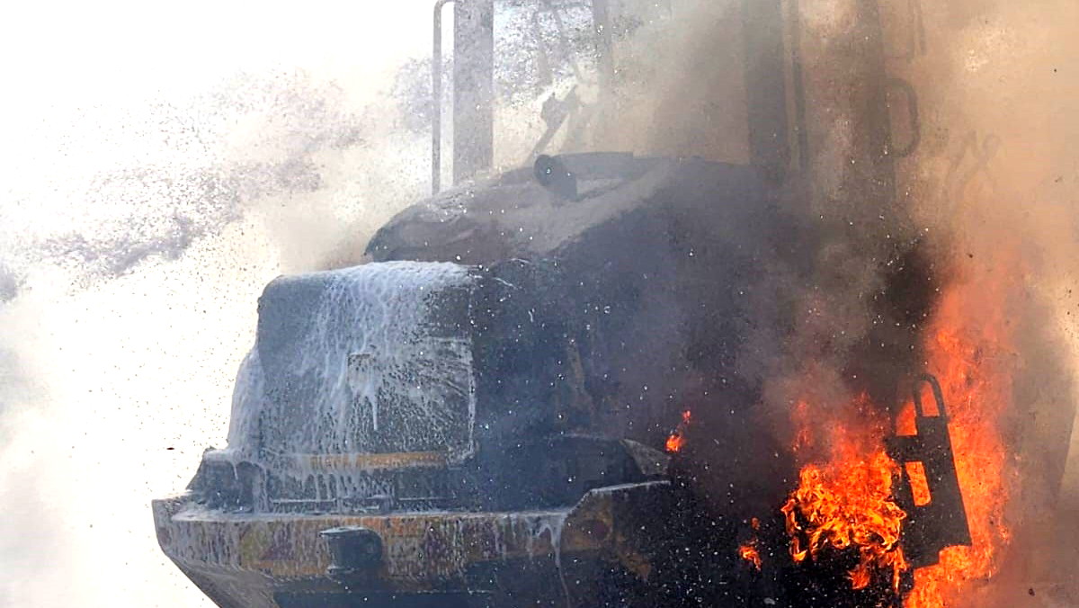 المركز: اصابة شخصين جراء اندلاع حريق في جرافة 