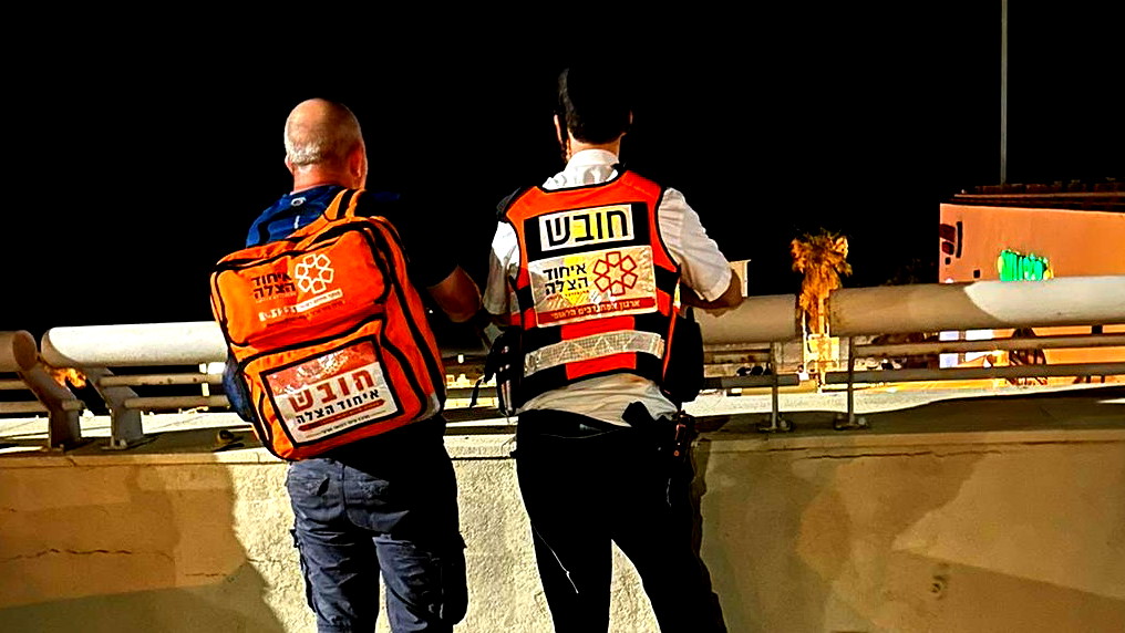 حيفا: عمليات انعاش لرجل بعد تعرضه للغرق بشاطئ الكرمل 