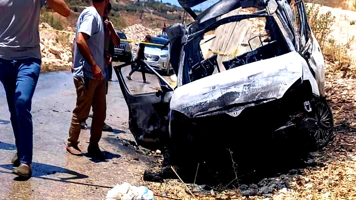 فيديو وصور- قتيل بغارة إسرائيلية استهدفت سيارة على طريق عام ببلدة سلعا في جنوب لبنان