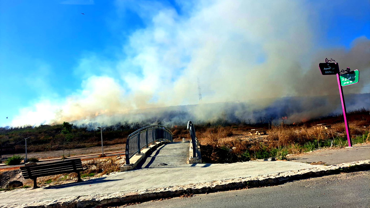 اندلاع حريق في منطقة مفتوحة في محيط القاعدة العسكرية جولاني- لم يبلغ عن إصابات