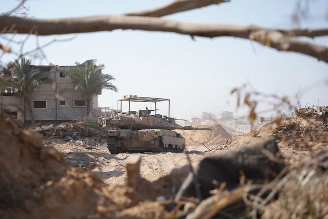 استمرار المعارك في غزّة والجيش الإسرائيلي يعلن عن تدمير العديد من المباني العسكرية التابعة لحماس وسط القطاع
