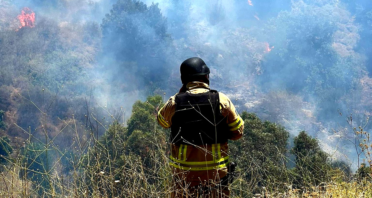 فيديو وصور| شمال البلاد: اندلاع حريق في مناطق مفتوحة جراء سقوط قذائف صاروخية 