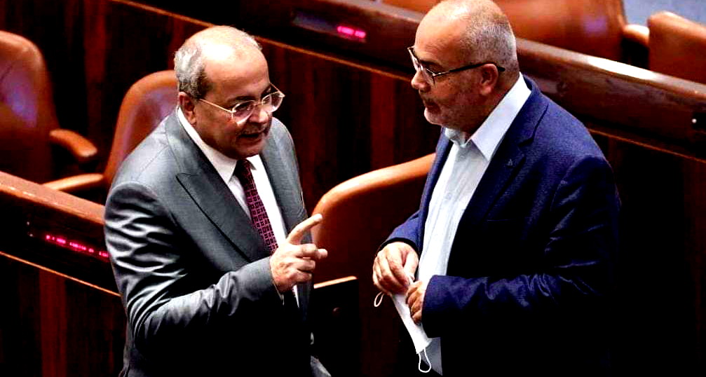 النائب الطيبي: قانون تخفيض رسوم التأمين الوطني المفروضة على الطلاب الجامعيين الذين يدرسون خارج البلاد يدخل حيّز التنفيذ 