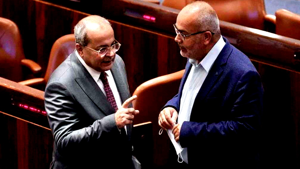 النائب الطيبي: قانون تخفيض رسوم التأمين الوطني المفروضة على الطلاب الجامعيين الذين يدرسون خارج البلاد يدخل حيّز التنفيذ