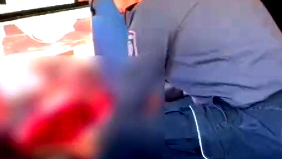 فيديو| المركز: تخليص عالق من ذوي الإحتياجات الخاصة - علق بين مقاعد الحافلة