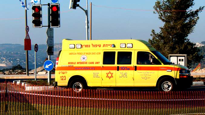 القدس: إصابة شابة (40 عامًا) بجروح خطيرة من جرّاء تعرّضها للدهس من قبل مركبة خصوصية