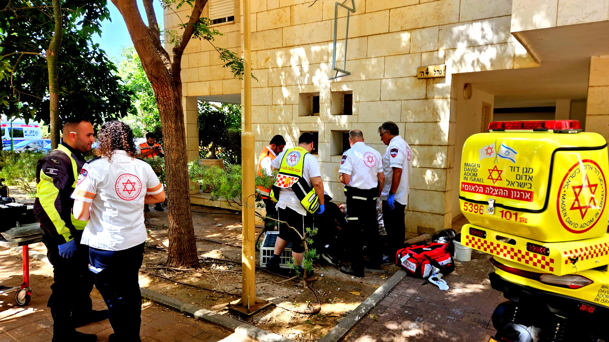 إصابة عامل (30 عامًا) عقب سقوطه عن ارتفاع خمسة أمتار خلال عمله في الخضيرة- حالته متوسّطة