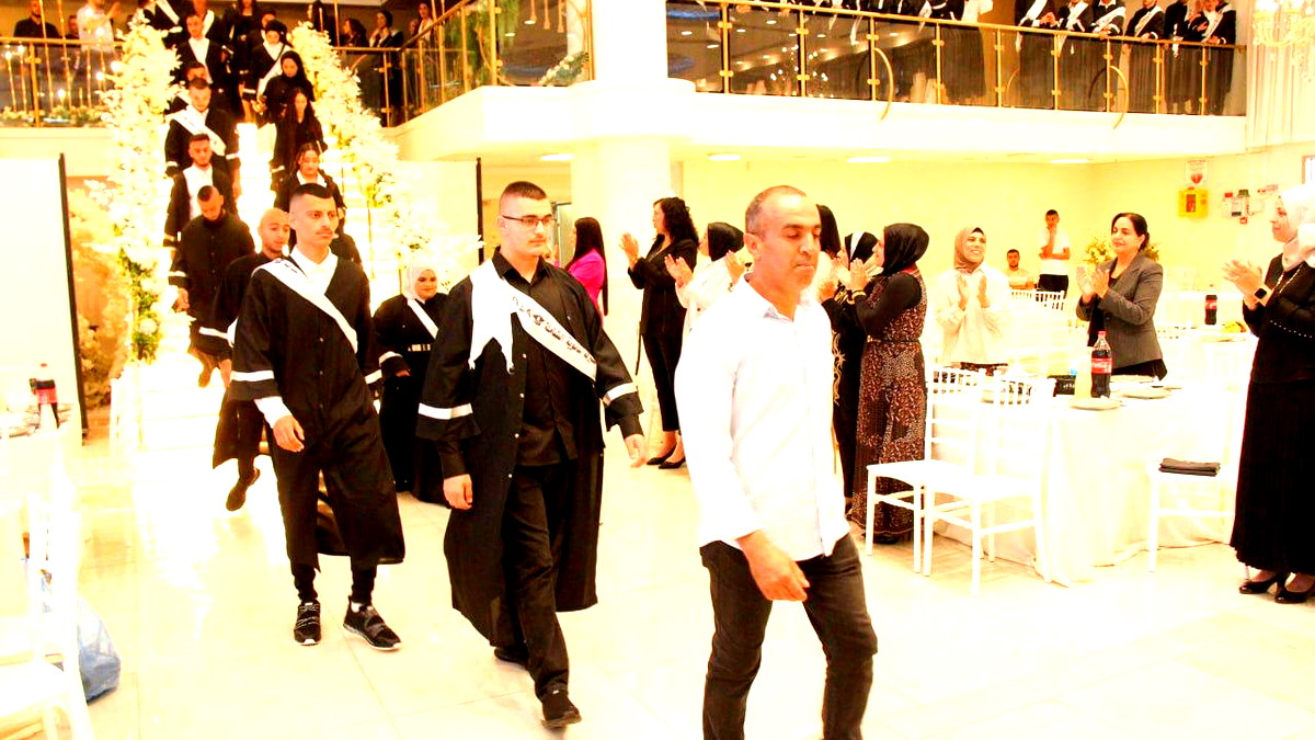 مدرسة مشيرفة الشّاملة تخرّج الفوج الثّامن من طلبة الصّفوف الثّانية عشرة