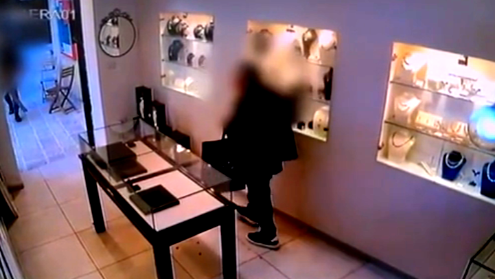 تقديم لائحة اتّهام ضد رجل (60 عامًا) بشبهة سرقة مجوهرات وعشرات الآلاف من الشّواقل من عدّة متاجر في القدس وتل أبيب 