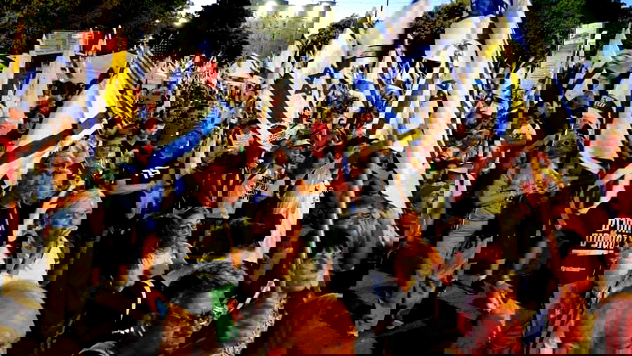 مظاهرات حاشدة في عدّة مناطق تطالب باستعادة الأسرى وانتخابات مبكرة