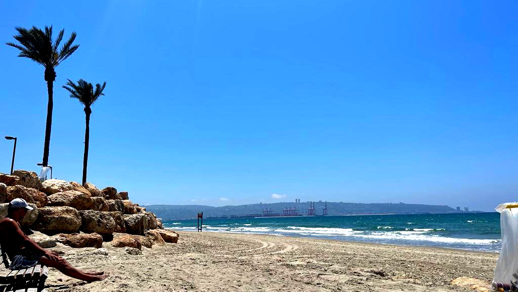 حالة الطقس: اجواء حارة ولا يطرأ تغير على درجات الحرارة