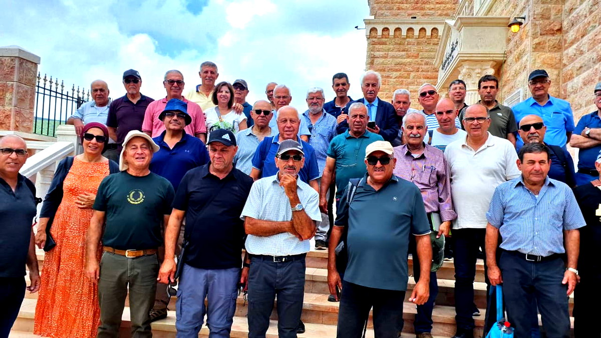 عدد كبير من المرشدين السياحيين في زيارة لكنيسة القديسين قسطنطين وهيلانة الجديدة في كفرسميع