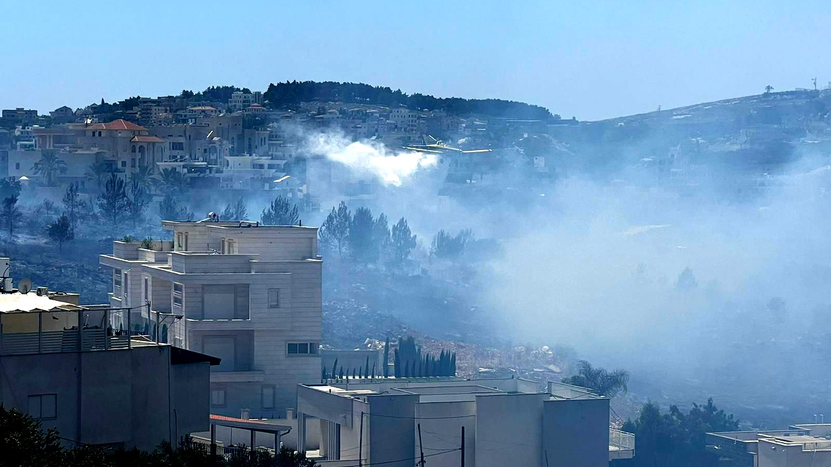 ام الفحم: حريق في منطقة اشواك.. طواقم الاطفاء والانقاذ تعمل على منع وصول النيران للمنازل