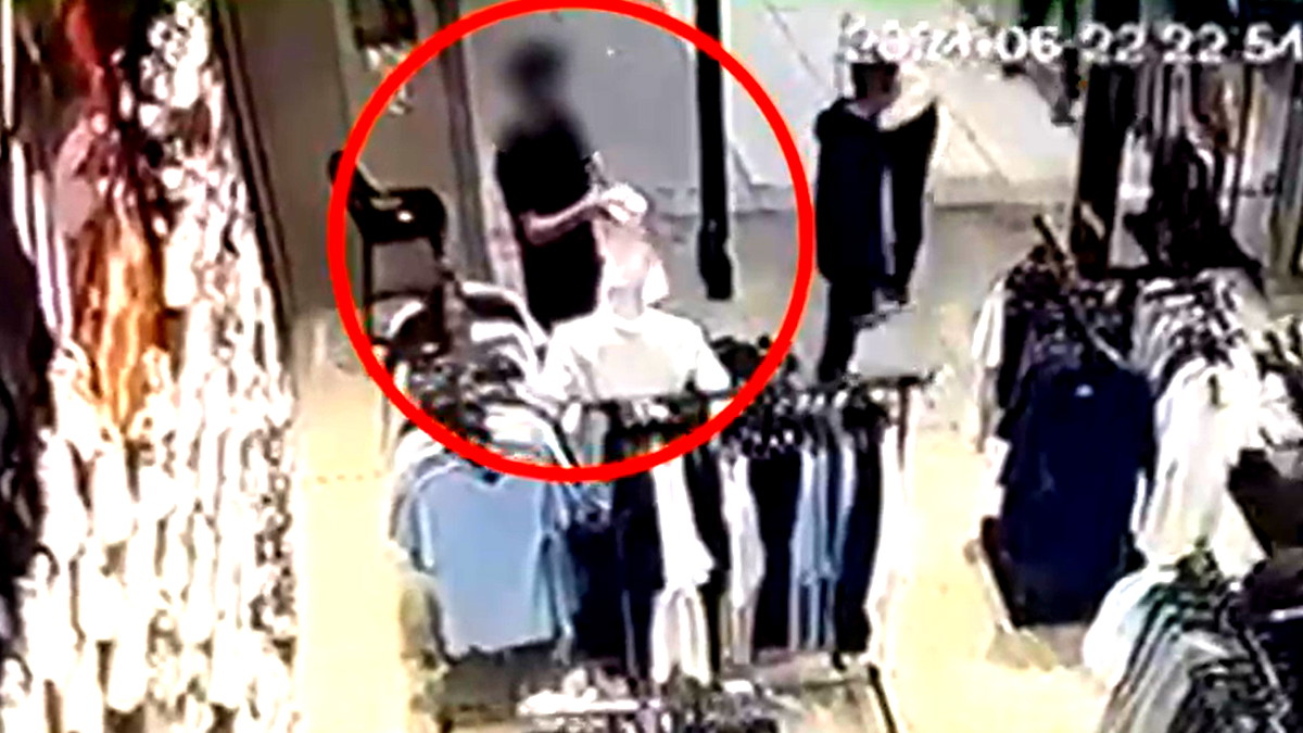 فيديو| سرق قميص من محل تجاري وغادر دون ان يدفع- القدس: اعتقال 3 اشخاص بشبهة السرقة من احد المتاجر