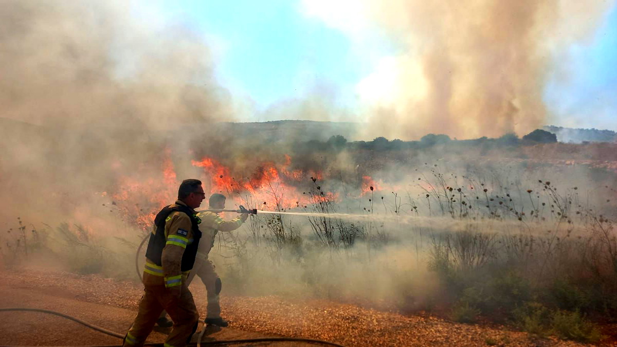 شمال البلاد: حرائق جراء سقوط قذائف صاروخية.. طواقم الاطفاء والانقاذ تعمل على اخماد الحرائق