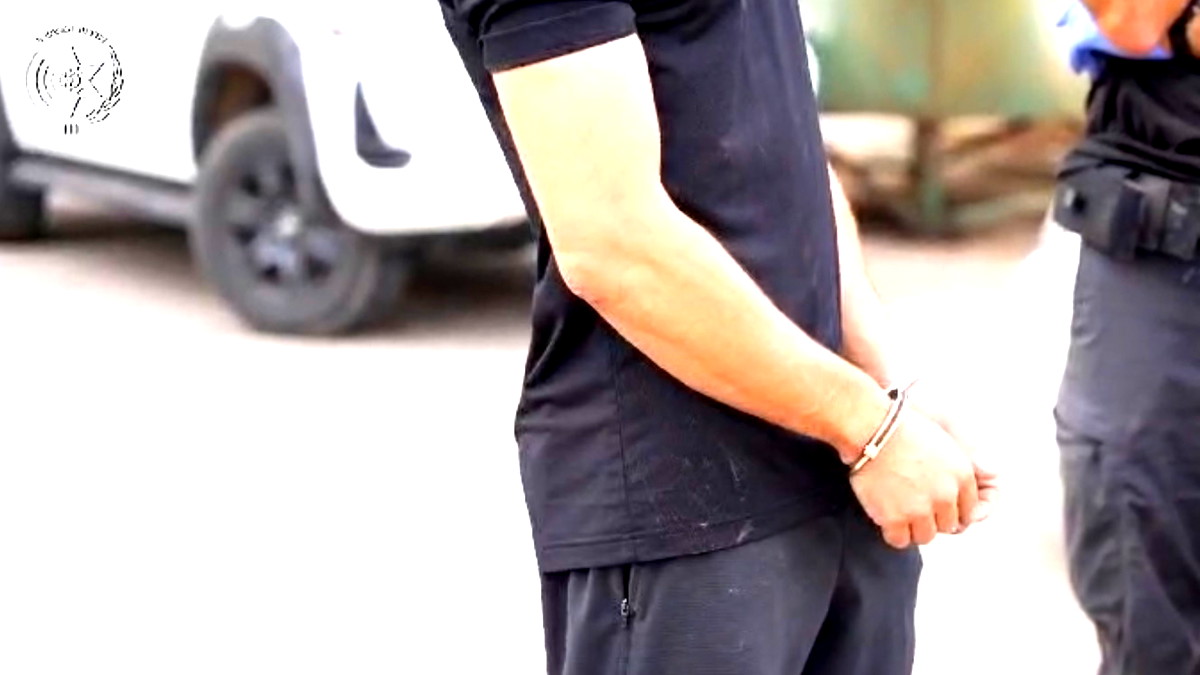 عقب نشاط للشرطة| اعتقال خمسة أشخاص من أم الغنم ودبورية بشبهة حيازة سلاح وأمشاط ذخيرة بشكل غير قانوني