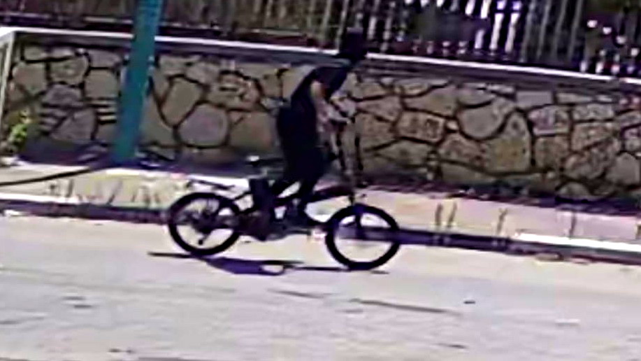 (فيديو) توثيق من جريمة قتل الشاب عامر عدوي في طرعان من قبل ملثم على دراجة كهربائية