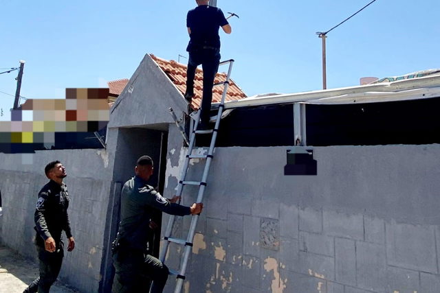 الخضيرة: اعتقال شاب (21 عامًا) والتحقيق مع سيدة وقاصرين بشبهة حيازة سلاح ومخدّرات خطيرة