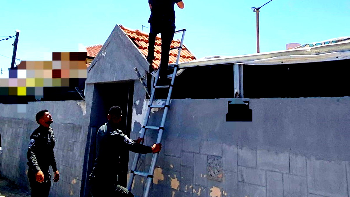  الخضيرة: اعتقال شاب (21 عامًا) والتحقيق مع سيدة وقاصرين بشبهة حيازة سلاح ومخدّرات خطيرة 