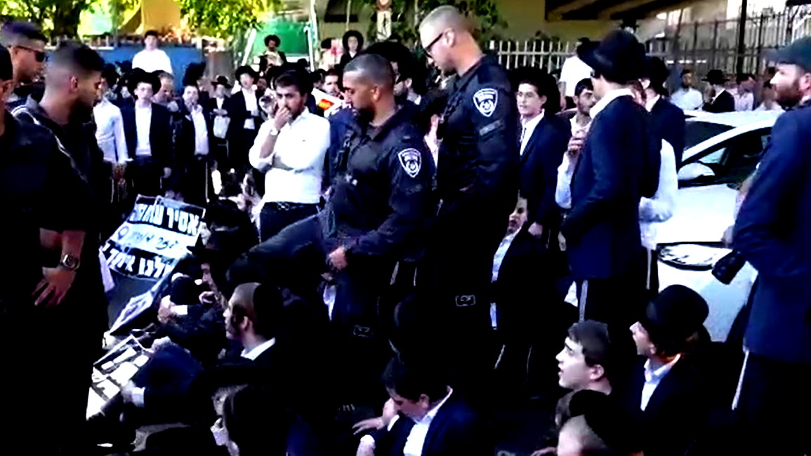 فيديو| "الحريديم" يتظاهرون على شارع 4 بالقرب من بني براك رفضًا لقانون التجنيد