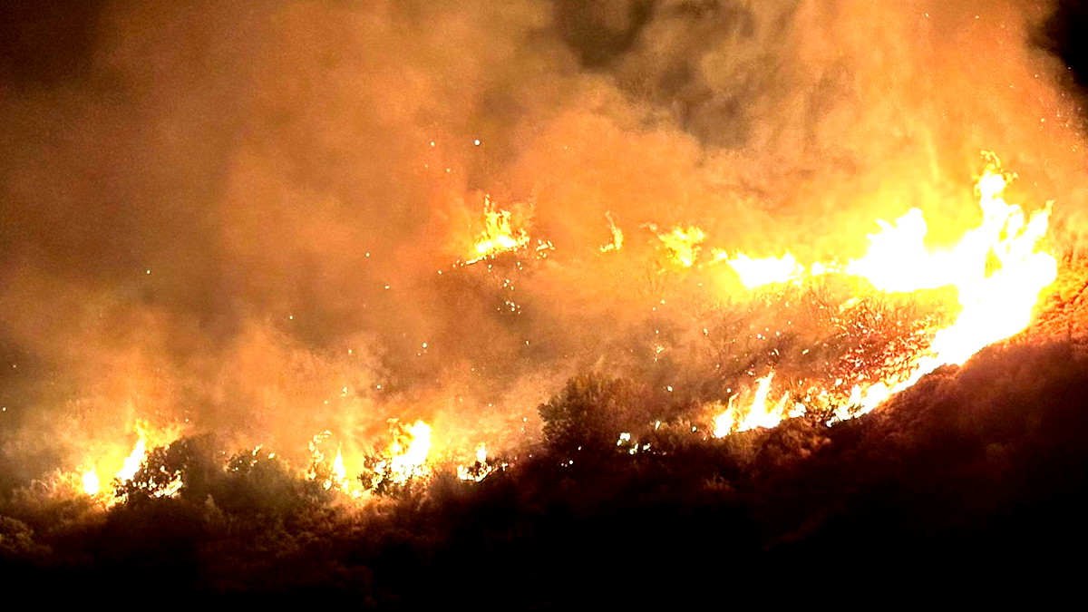 طواقم الاطفاء والانقاذ تواصل العمل على إخماد حرائق جراء سقوط قذائف صاروخية