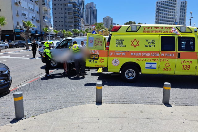 تل أبيب: إصابة شاب (23 عامًا) بجروح متوسّطة إثر حادث طرق وقع بين درّاجة نارية ومركبة