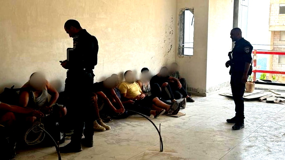 القاء القبض على 16 شخص من سكّان الضفة دون تصاريح داخل ورشة بناء في مدينة نوف هجليل