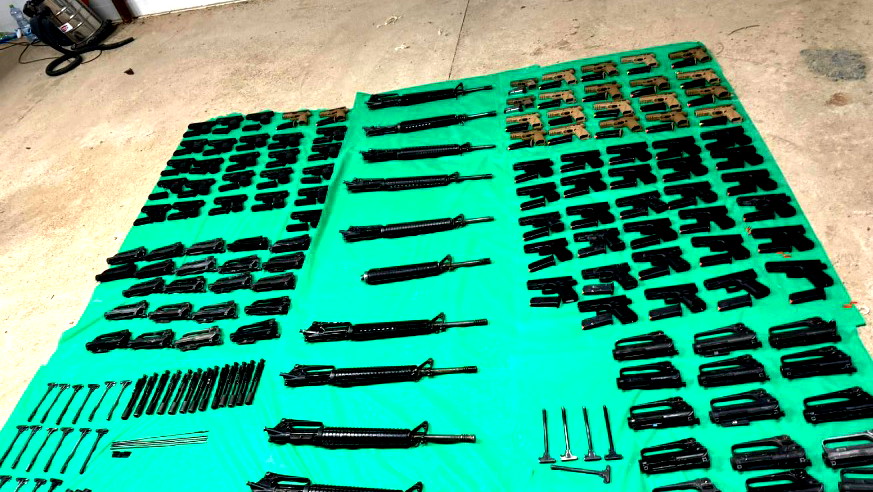 الجيش والشرطة في بيان مشترك: إحباط عملية تهريب أكثر من 75 مسدسًا وعشرات قطع الأسلحة في منطقة الأغوار