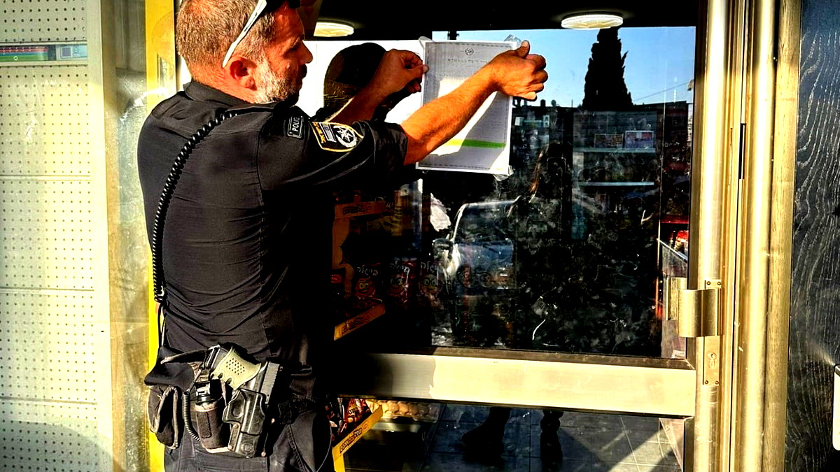  كفركنّا: إصدار أمر إغلاق لأحد المحال التجارية بعد تشغيل أربعة عمّال من الضفة الغربية بشكل غير قانوني