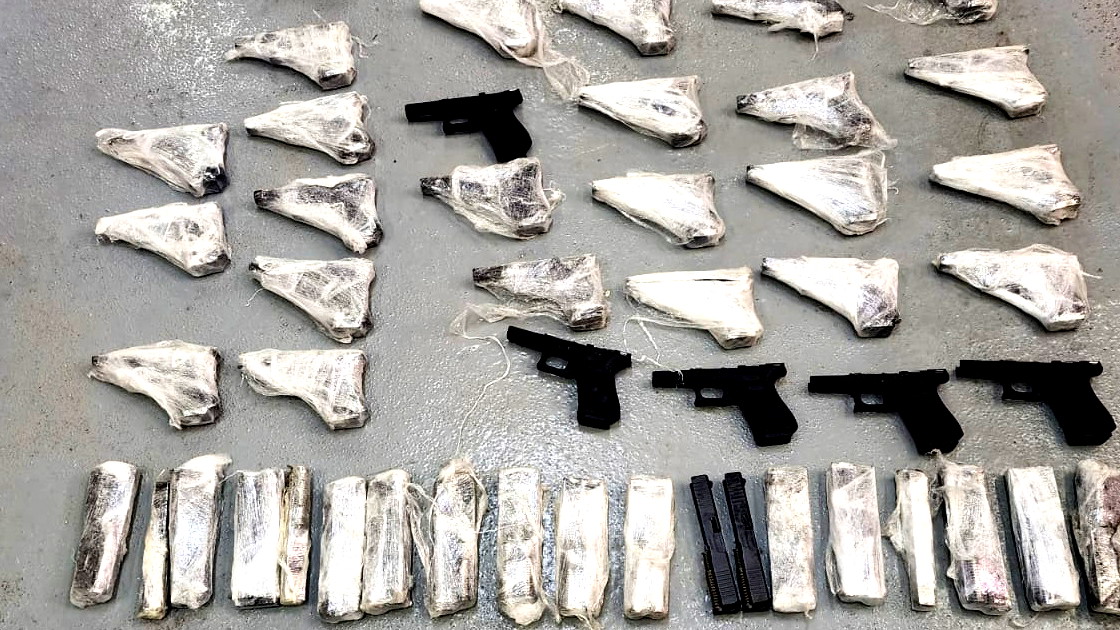 اعتقال شابين من تل السبع بشبهة محاولة تهريب 33 مسدسًا من الاردن في معبر ايلات