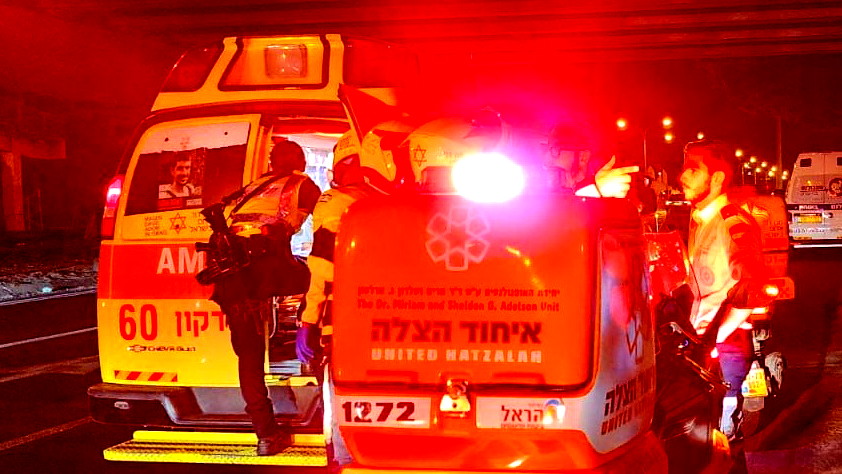 إصابة شاب بجراح خطيرة جراء حادث انزلاق دراجة كهربائية قرب بلدة منشية زبدة