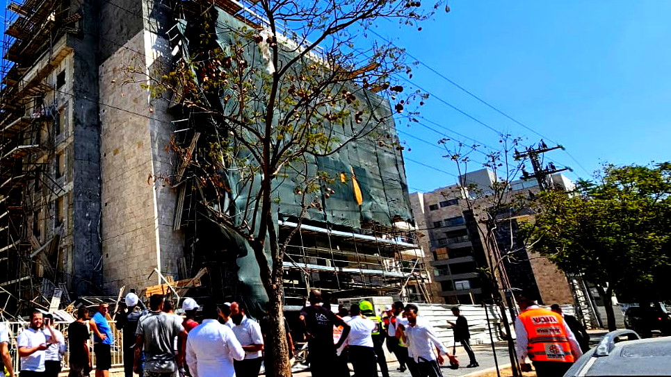 مركز البلاد: مصرع عامل (45 عامًا) بعد سقوطه عن ارتفاع خمسة أمتار خلال عمله بورشة بناء