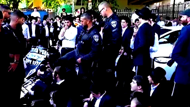 يوآف غالانت يعلن موعد بدء تجنيد "الحريديم"