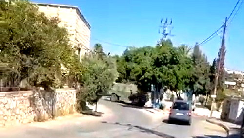 التصعيد في الضفة الغربية| اشتباكات مسلحة خلال حصار  قوات الجيش الإسرائيلي منزلاً في قرية الجديدة بجنين‎