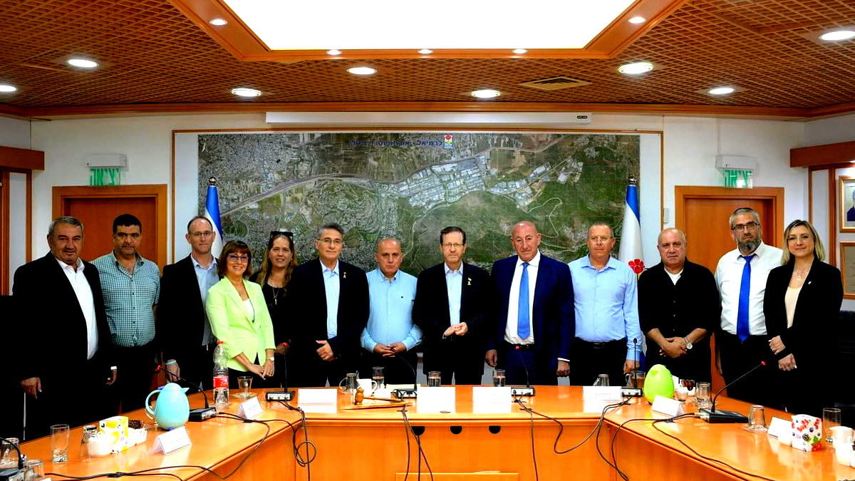 رئيس الدولة يتسحاق هرتسوغ يزور عبلين ويلتقي في كرميئيل مع رؤساء سلطات محلية عربية ويهودية