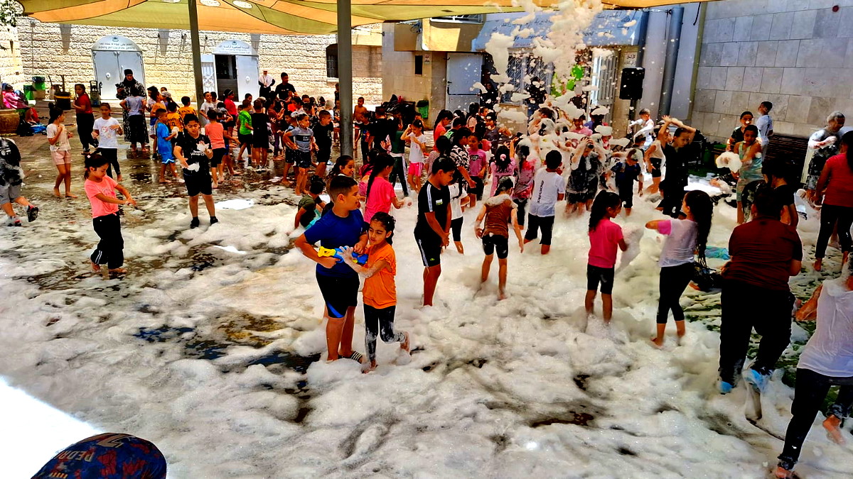 اللد: 1280 طالب يستمتعون بالفعاليات الصيفية في أضخم مخيم صيفي للمجتمع العربي