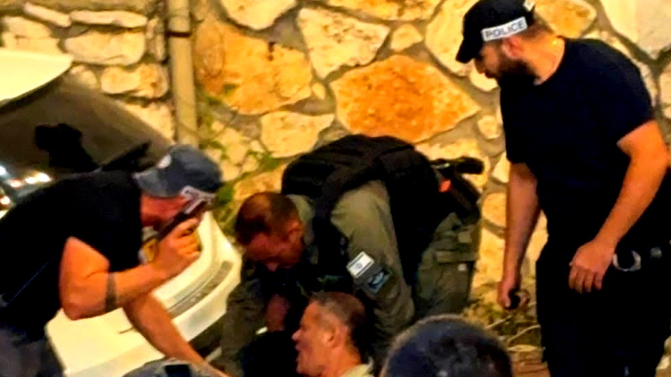 طمرة: اشتباكات مع الشرطة قرب منزل ضحية جريمة القتل أحمد ذياب بعد حضورها لتفتيش المكان