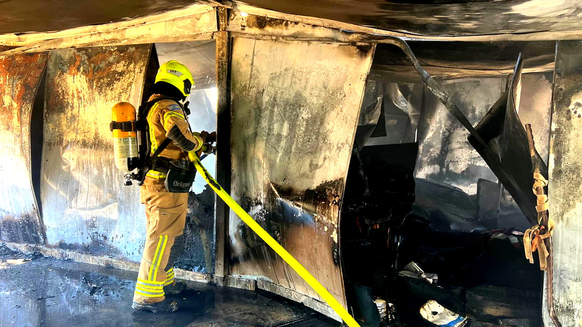 النقب: اندلاع حريق في مبنى باحدى القرى غير المعترف بها