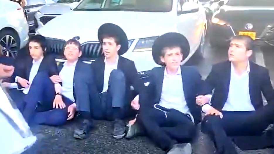  الحريديم يغلقون شارع 4 بعد قرار بدء تجنيدهم| الجيش الإسرائيلي يعلن رسميًا: الأحد المقبل سيبدأ بإصدار أوامر استدعاء الحريديم للتجنيد