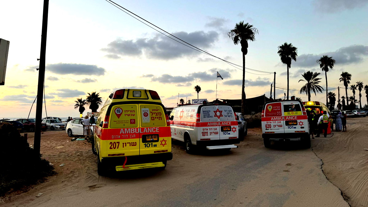 مصابان (28، 20 عامًا) بحالة خطيرة جراء تعرضهما للغرق قرب شاطئ "مخمورت"