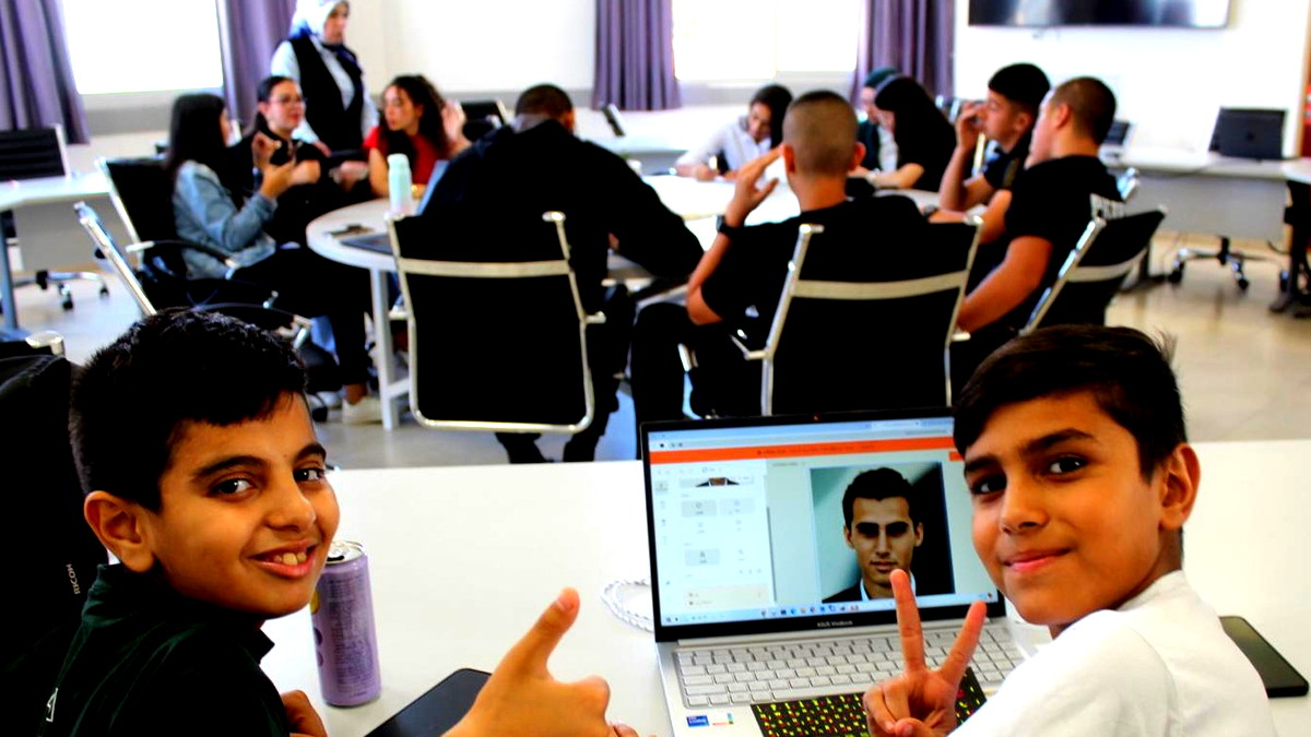 مخيم الذكاء الاصطناعي "القادة صناع التغيير" في أم الفحم يُسدل الستار على أسبوع حافل بالتعلم والإبداع