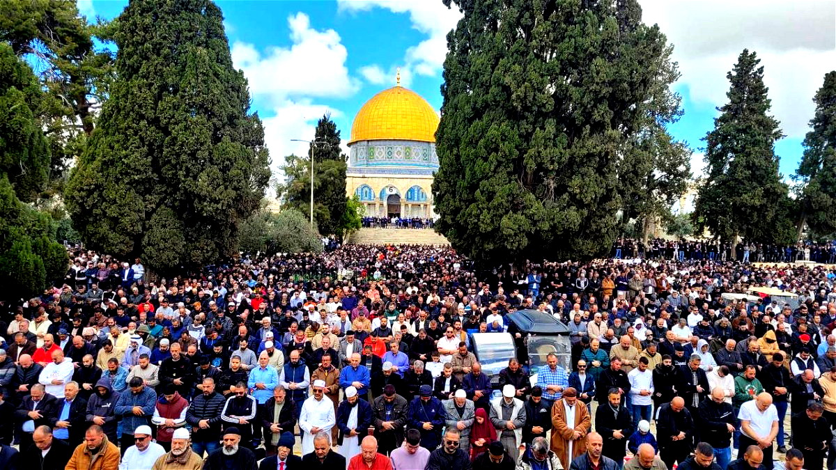 تأكيدًا على تكثيف الرّباط| أربعون ألف مصلٍ أدوا صلاة الجمعة في الحرم القدسيّ الشريف