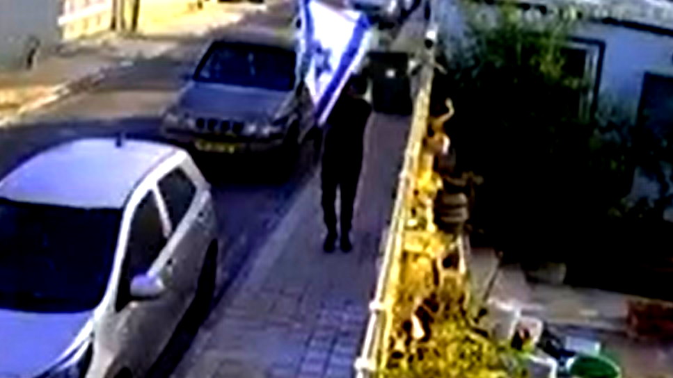 فيديو| اعتقال قاصر (15 عامًا) بشبهة انزال علم اسرائيل عن منزل في سديروت