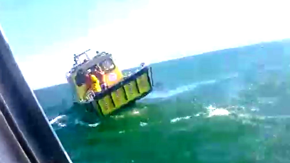 فيديو| انقاذ اكثر من 20 شخصًا بعد انقلاب قاربين في بحيرة طبريا نهاية الاسبوع الماضي