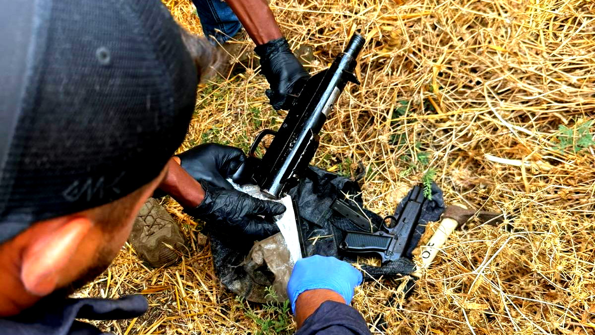 توثيق بالفيديو| اكسال: اعتقال شخصين بشبهة حيازة أسلحة وأمشاط ذخيرة بشكل غير قانوني