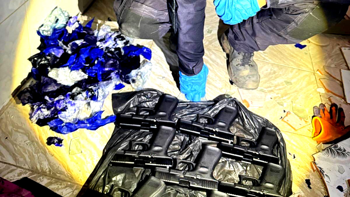 فيديو| ضبط 8 مسدسات من نوع "جلوك" في منزل بالزرازير