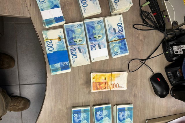 باقة الغربية: اعتقال شاب (30 عامًا) ووالديه بشبهة حيازة سلاح مسروق ومبلغ مالي يقدرّ بـ400 ألف شاقل