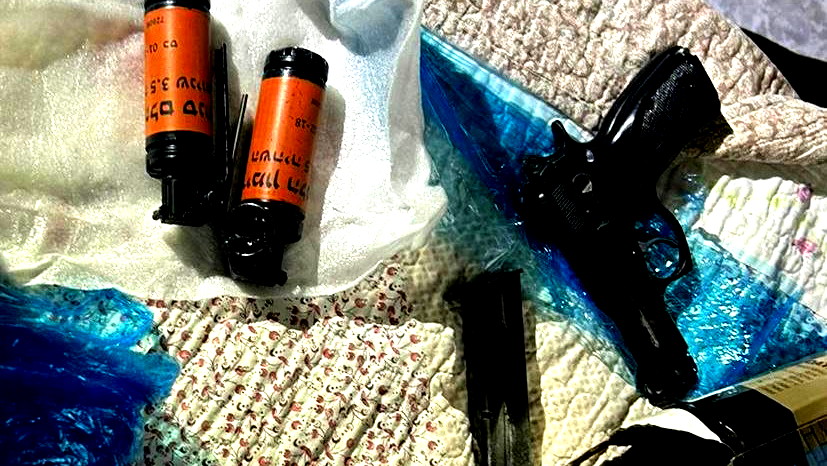 اعتقال شخصين (31، 63 عامًا) من ابو سنان بشبهة حيازة وسائل قتالية