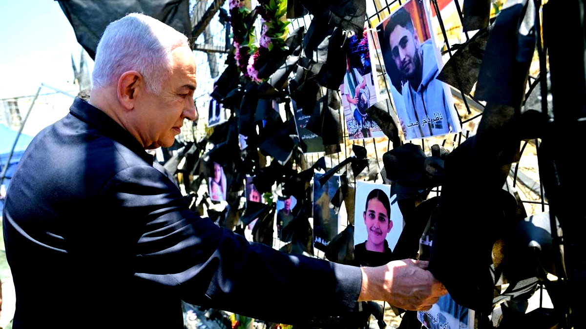 واصفين إياه بالفاشي- أهالي الجولان في وقفة احتجاجية اعتراضًا على زيارة بنيامين نتنياهو لمجدل شمس